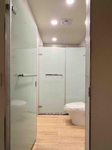 世傑鋼鋁門窗 范先生 - 玻璃夾具門