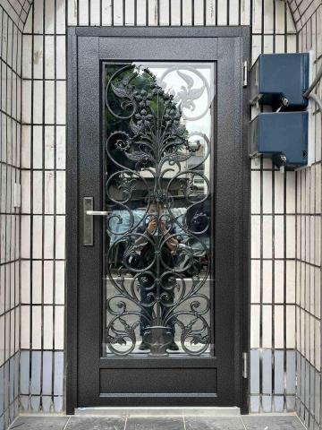 世傑鋼鋁門窗 范先生 - 鑄鋁門花玻璃門