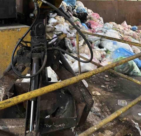 專業清運 - 努力工作中