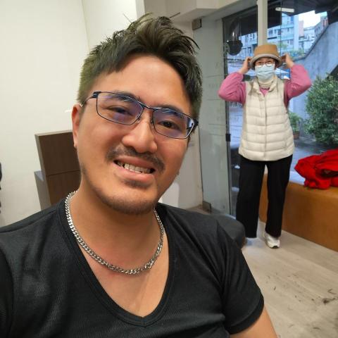 提供唱歌班台北服務的專家李俊毅