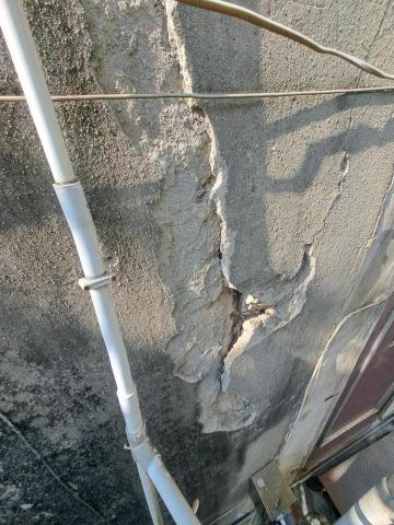 FRP玻璃纖維防水、室內外防水、內外牆油漆、仿石漆、侷限空間 - 彰化室外鋼筋外露 樹根去除 施工前