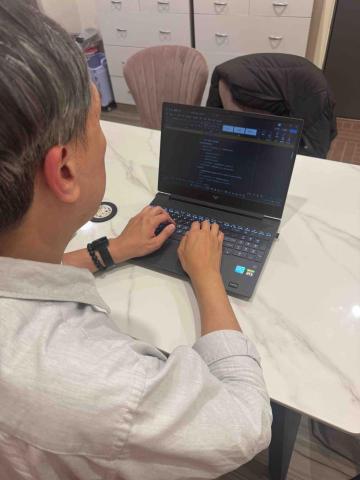 Roy Chen - 假日空閒之餘，處理公司文書資料