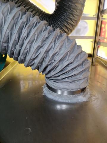 洋懿工程統包 - 幫業主換油炸攤販的排油煙管