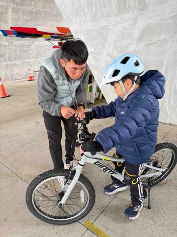 張祐綸 - 講解腳踏車如何操作