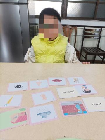 林妍伶 - 用字卡練習及熟悉該單元的新單字