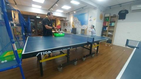 黄裕雄 - 黃教練小孩在球館-紓壓打擊(用力打)