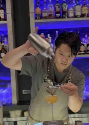 劉家祥 - 上班正在做酒