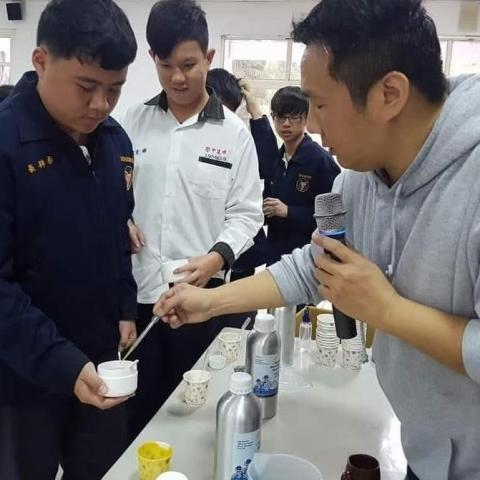 提供光療diy服務的專家謝耕文