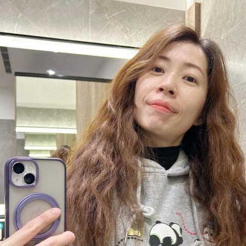 提供指甲光療機服務的專家嘉嘉