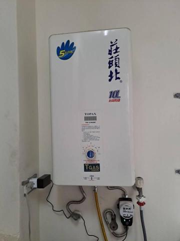 Kevin Wing - 熱水器專用耐熱90&deg;加壓馬達（一鏡到底）
「安裝前後對照」
水壓明顯增強一倍 
施工者：Kevin wing 