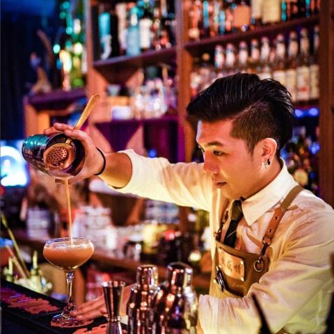 提供調酒入門服務的專家James Huang