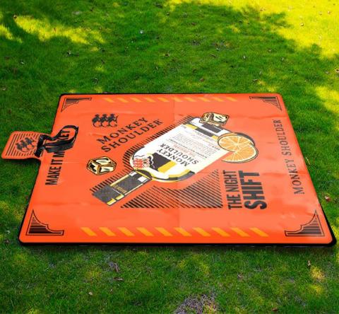 Kiki Chou - 提案給酒商的露營墊子圖文設計及影像合成示意圖