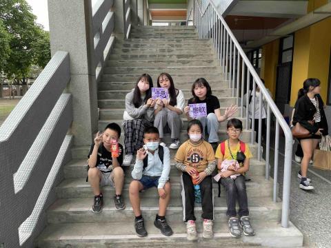 韓樂敏 - 擔任國小服務學習隊輔，帶領孩童進行闖關活動