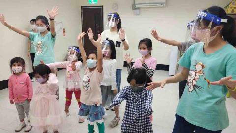 張羽欣 - 帶著小朋友一起做一些活動