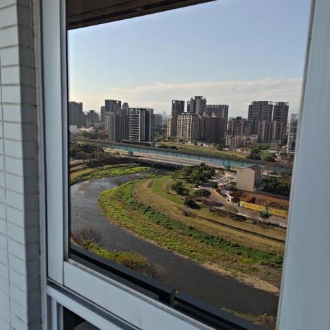 亮潔企業社 - 玻璃粉塵水垢清潔