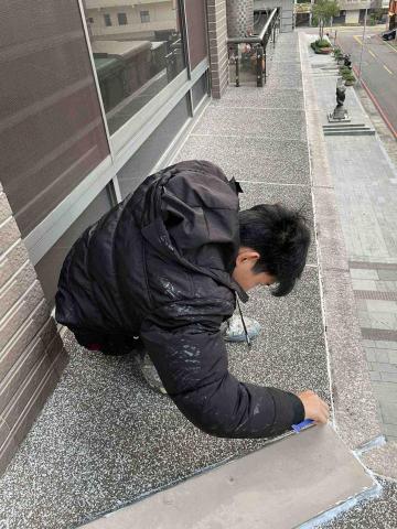 少年欸工程行 - 頂樓外牆磁磚防水 矽利康塗打