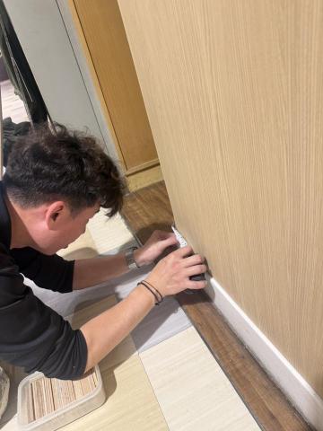 梓居室內裝修 - 下方人造石踢腳板安裝