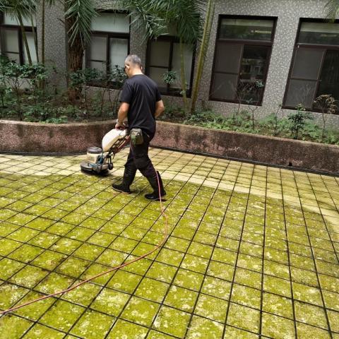 亮潔企業社 - 中庭廣場青苔清洗