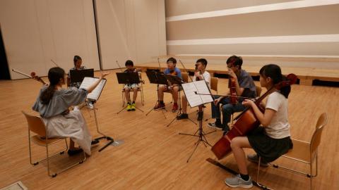 方老師音樂工作室 - 帶領弦樂團前往日本當地交流