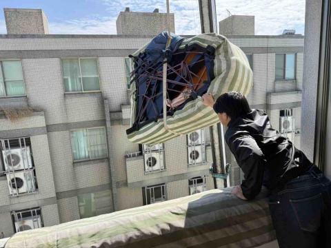 恆韻專業鋼琴搬運 - 鋼琴吊掛作業