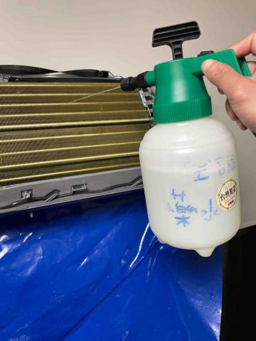恩晞空調清洗工作室 - 鋁鰭片上藥水！