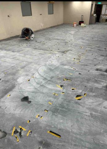 青然石材養護工程行 - 舊翻新研磨處理 粗番磨完後 開始尋地板上有數不清的洞 有拆起來的鐵釘洞 還有石材剝落的缺角 補了又補 非常的多