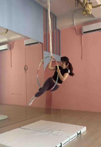 提供皮拉提斯床服務的專家Kris