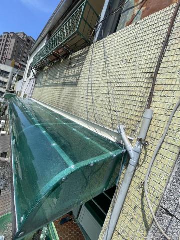 浪板鋼構工程行 - 新竹公道五附近.客戶位於5樓公寓樓層.採光罩破損漏水.舊有拆除更換