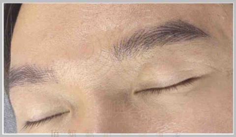 INHUE嶼容美學 - ✅機器野生眉
線條並非為了補滿，而是依照原生眉方向與骨架結構補足支撐。適合原生眉條件尚可，但希望調整方向與立體感者。