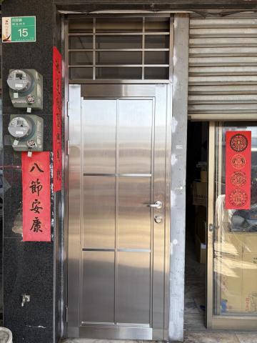 開鑫金屬工程 - 訂製更換不銹鋼白鐵門（施工後）