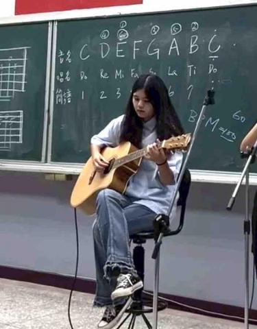 曾怡蓁｜入門吉他｜八年表演經驗 - 