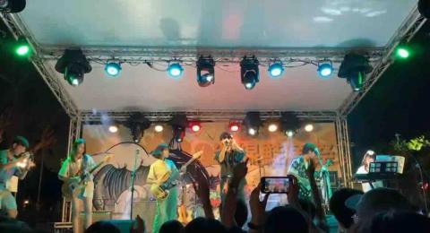 曾怡蓁｜入門吉他｜八年表演經驗 - 