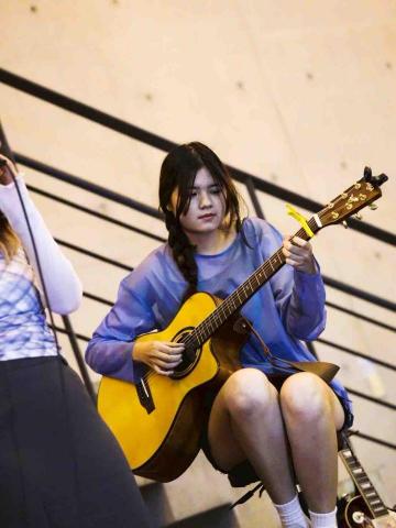 曾怡蓁｜入門吉他｜八年表演經驗 - 