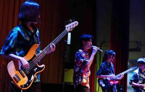 曾怡蓁｜入門吉他｜八年表演經驗 - 