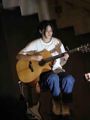 曾怡蓁｜入門吉他｜八年表演經驗 - 