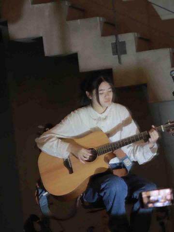 曾怡蓁｜入門吉他｜八年表演經驗 - 