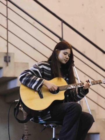 曾怡蓁｜入門吉他｜八年表演經驗 - 