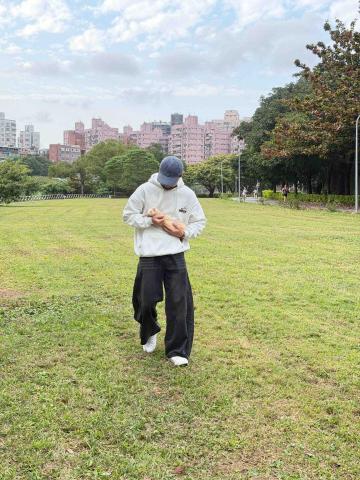 提供遛狗服務的專家周展毅