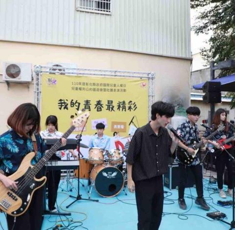 曾怡蓁｜入門吉他｜八年表演經驗 - 