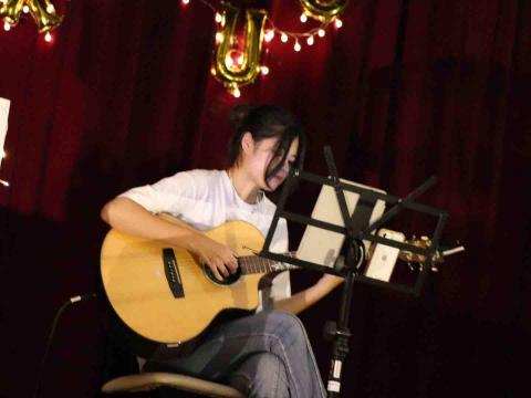 曾怡蓁｜入門吉他｜八年表演經驗 - 