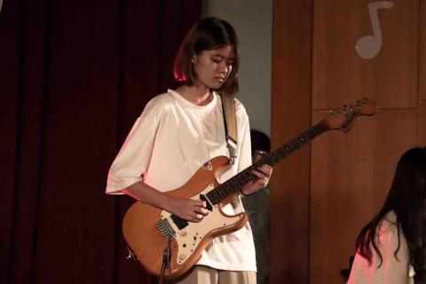 曾怡蓁｜入門吉他｜八年表演經驗 - 