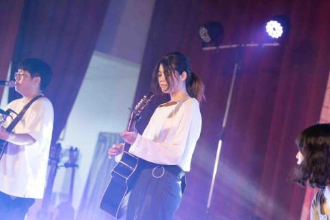 曾怡蓁｜入門吉他｜八年表演經驗 - 