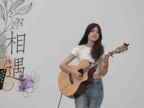 曾怡蓁｜入門吉他｜八年表演經驗 - 