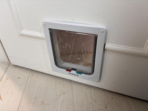 周文翔 - 寵物門安裝