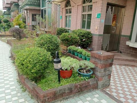 王東明 - 社區中庭花園修剪前