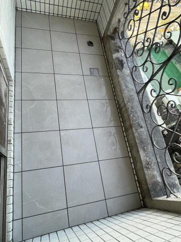 李宗翰 - 陽台舖設地磚30x30止滑磚施作後