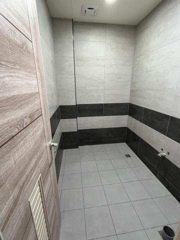 李宗翰 - 浴室整間牆面打除見磚，重新打底上彈性水泥防水，壁磚60x30、地磚30x30止滑磚施作