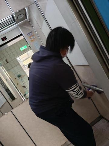 Ms.黃清潔工作室 - 電梯內扶手擦拭消毒及電梯地板清潔鏡子擦拭清潔