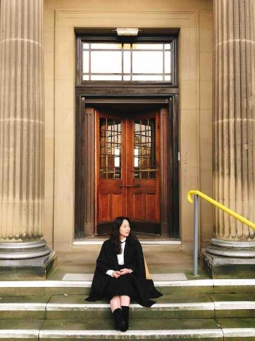 Celine✨🌻 - 碩士畢業照