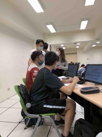 Celine✨🌻 - 大學任教時期